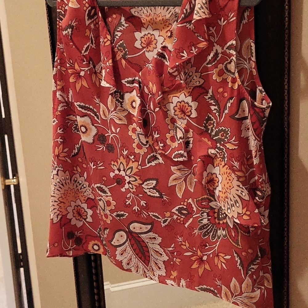 Loft sleeveless top with ruffle around neckline. Excellent used condition